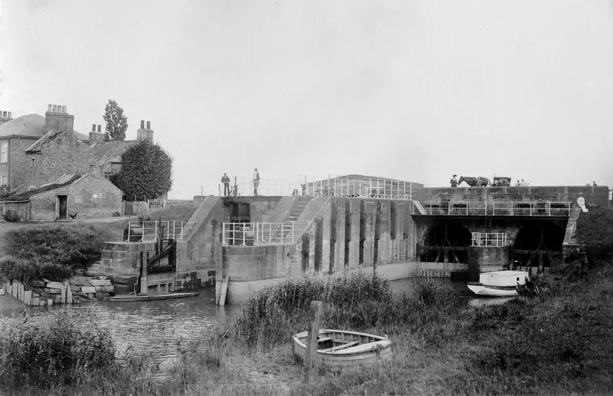 Black and white image of Weighton/Humber Lock c.1900